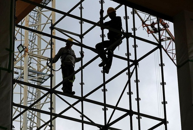 Auch Dachentwsserung und der Bau von ...en heute zu den Aufgaben der Klempner.  | Foto: Jan Woitas (dpa)