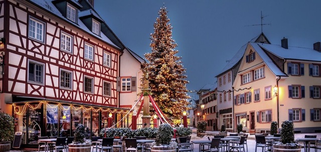 Die weihnachtliche geschmckte Ettenhe...ltstadt &#8211; hier sogar mit Schnee   | Foto: Martin Bildstein