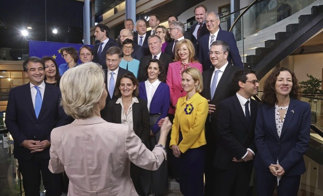 Gruppenbild mit EU-Kommissionsprsiden... (vorne) mit ihrer besttigten Truppe.  | Foto: Philipp von Ditfurth (dpa)