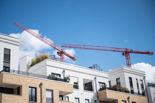 Banken vergeben wieder mehr Immobilienkredite an Verbraucher (Archivbild).  | Foto: Sebastian Gollnow/dpa