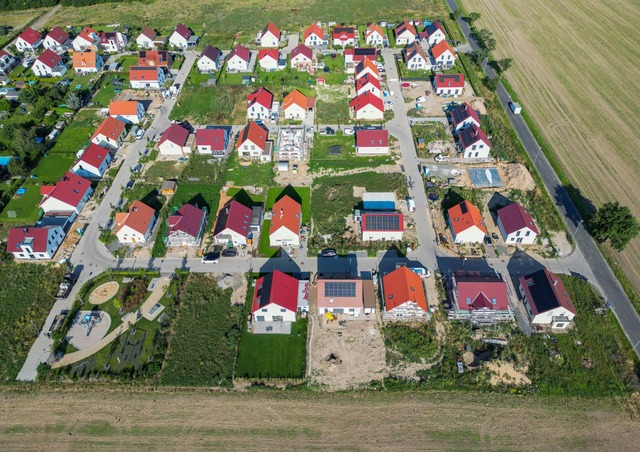 Banken vergeben wieder mehr Immobilienkredite an Verbraucher (Archivbild).  | Foto: Jan Woitas/dpa