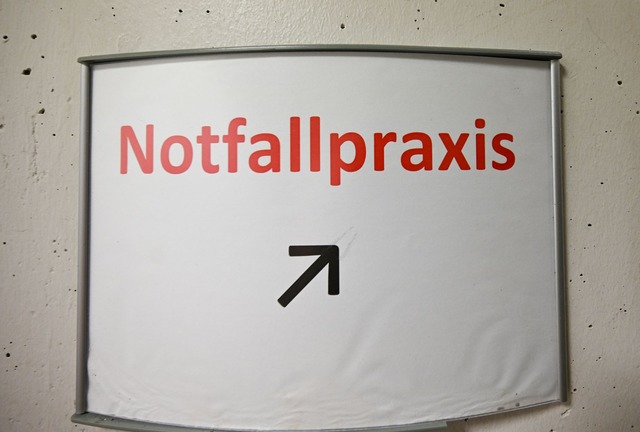 Der St&auml;dtetag macht Druck auf Ges...ig;ung von Notfallpraxen. (Symbolbild)  | Foto: Bernd Wei&szlig;brod/dpa