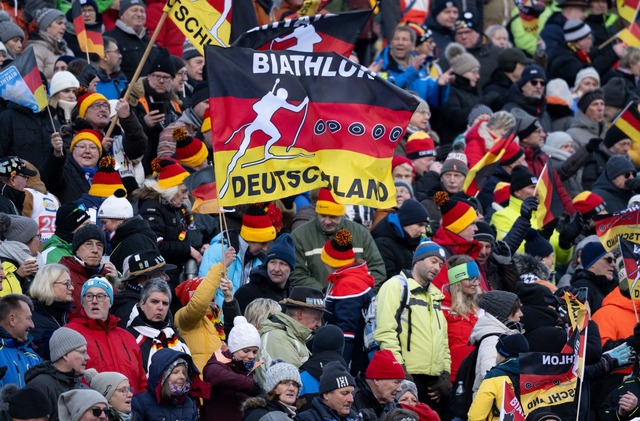 Die deutschen Fans freuen sich auf die Heimspiele in Oberhof und Ruhpolding.  | Foto: Sven Hoppe/dpa