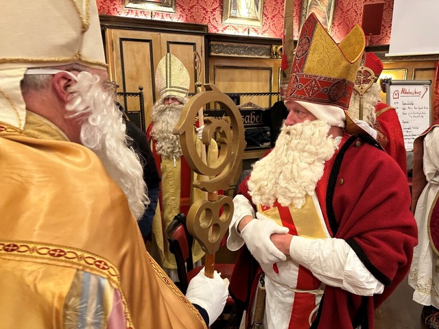 Der Nikolaus ist heutzutage kein bestr...gshelfer, sondern vielmehr ein Freund.  | Foto: Michael Saurer