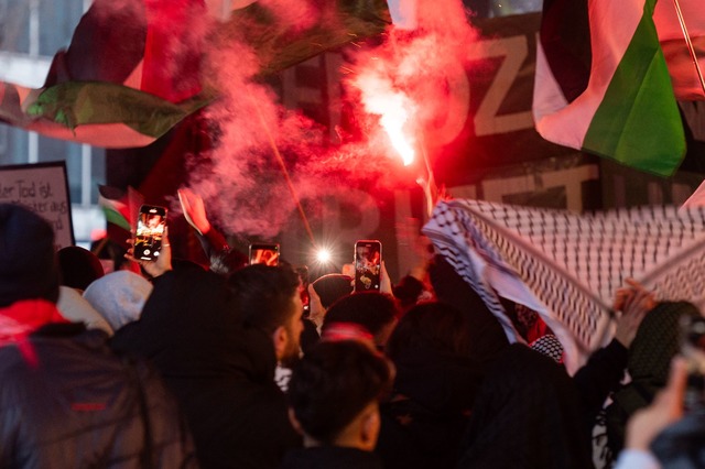 Mehr als 1300 antisemitische Vorf&auml...iert, viele davon bei Demonstrationen.  | Foto: Christophe Gateau/dpa