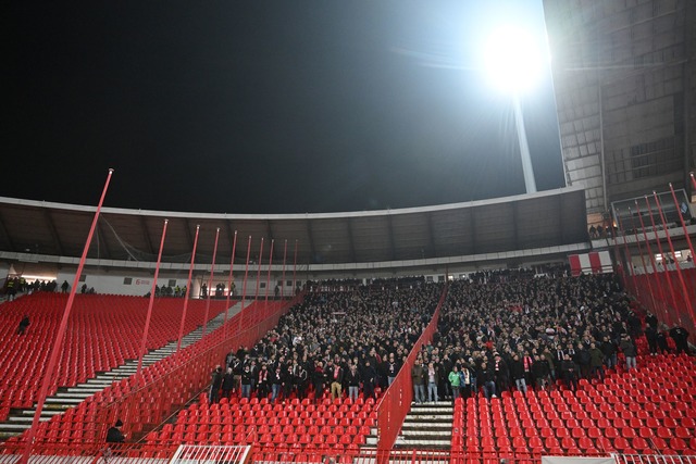 Ein Teil des Stuttgarter Fanblocks in Belgrad blieb am Mittwochabend leer.  | Foto: Marijan Murat/dpa