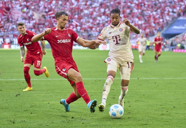 Max Rosenfelder im Duell mit Bayern-Youngster Michael Olise.  | Foto: IMAGO