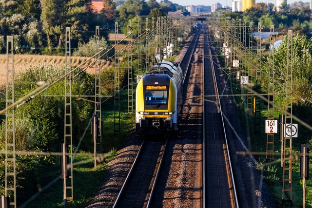 Wegen einer besch&auml;digten Oberleit...intalbahnstrecke gesperrt (Symbolbild)  | Foto: Philipp von Ditfurth/dpa