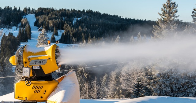 Investitionen in neue Schneekanonen so...aison am Feldberg deutlich verlngern.  | Foto: Silas Stein (dpa)