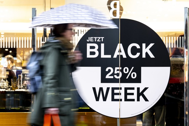 Cyberkriminalit&auml;tsexperten warnen... vor Betr&uuml;gern beim Black Friday.  | Foto: Anthony Anex/KEYSTONE/dpa