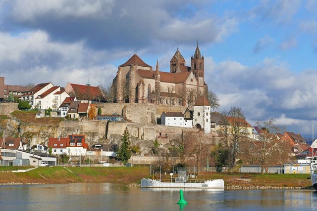 Die historischen Stadtmauern und das H...on der Rheininsel aus gut zu erkennen.  | Foto: Sophia Ungerland