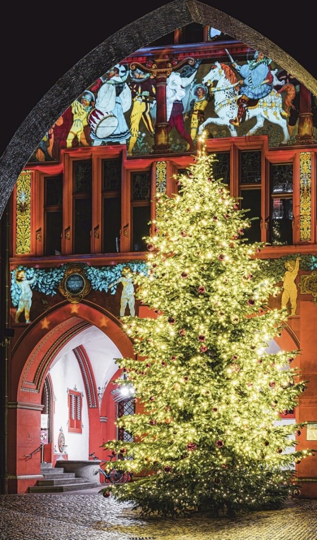 Der Weihnachtsbaum im Hof des Basler Rathauses.  | Foto: Basel Tourismus