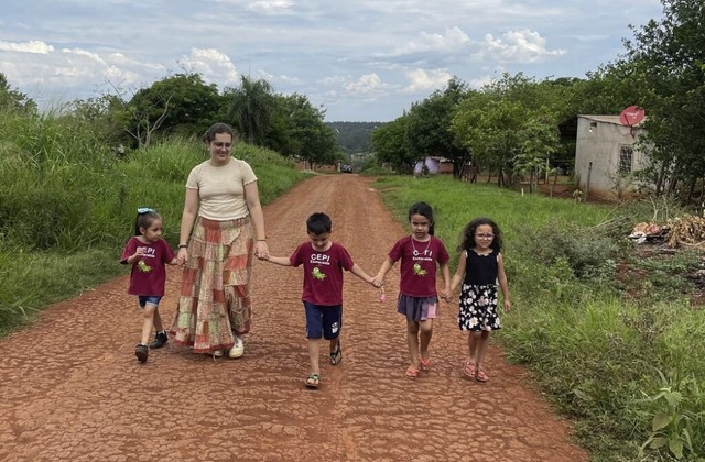 Hannah Seifert mit einigen ihrer Schtzlinge am Rande der Stadt Ciudad del Este  | Foto: Hannah Seifert