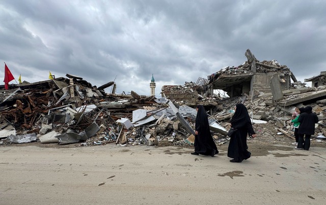 Nach Inkrafttreten der Waffenruhe bleibt Skepsis, ob die Vereinbarung h&auml;lt.  | Foto: Bassam Hatoum/AP/dpa