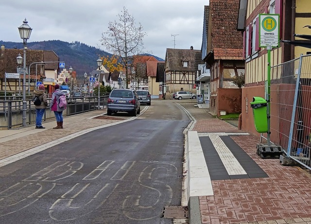 Die Bushaltestelle Sparkasse in Friesenheim ist bereits umgebaut.  | Foto: Walter Holtfoth