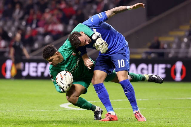 Im Schwitzkasten: Bragas Torh&uuml;ter...fenheims Mergim Berisha fest im Griff.  | Foto: Luis Vieira/AP