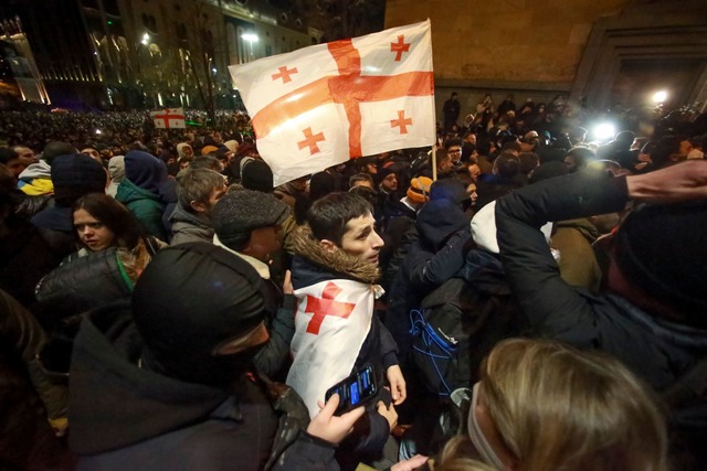 Die Demonstranten in Tiflis hoffen auf eine Ann&auml;herung an Europa.  | Foto: Zurab Tsertsvadze/AP