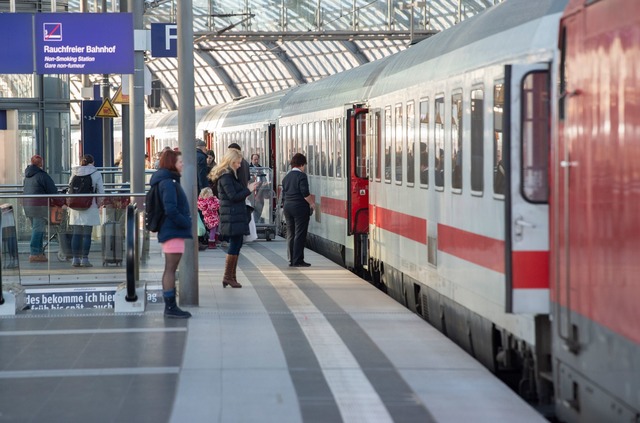 Bahnfahrer k&ouml;nnen sich voraussich...der freie Strecke freuen. (Archivbild)  | Foto: Paul Zinken/dpa