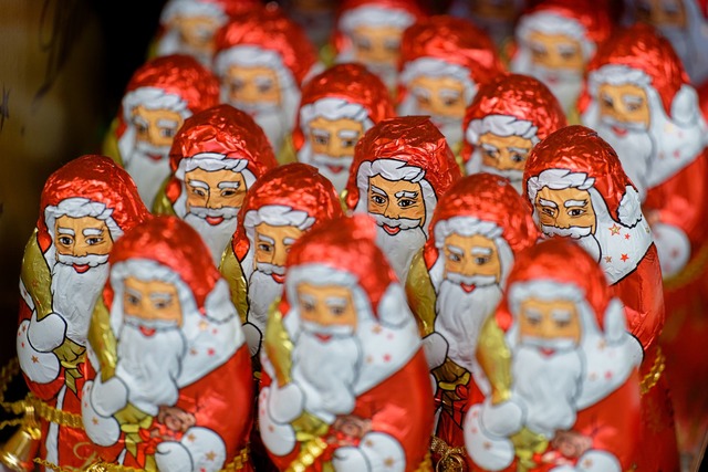 Schoko-Weihnachtsm&auml;nner sind in d...ahr vielfach deutlich teurer als 2023.  | Foto: Henning Kaiser/dpa