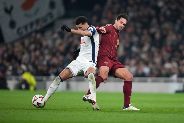 Ex-Nationalspieler Mats Hummels (r) traf f&uuml;r die Roma gegen Tottenham.  | Foto: John Walton/PA Wire/dpa