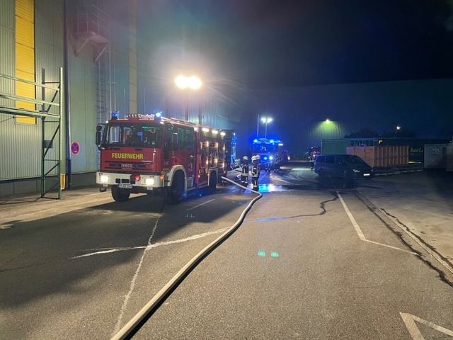 Die Feuerwehr im Einsatz in Ehrenkirchen im Gewerbegebiet  | Foto: Oskar Benz 