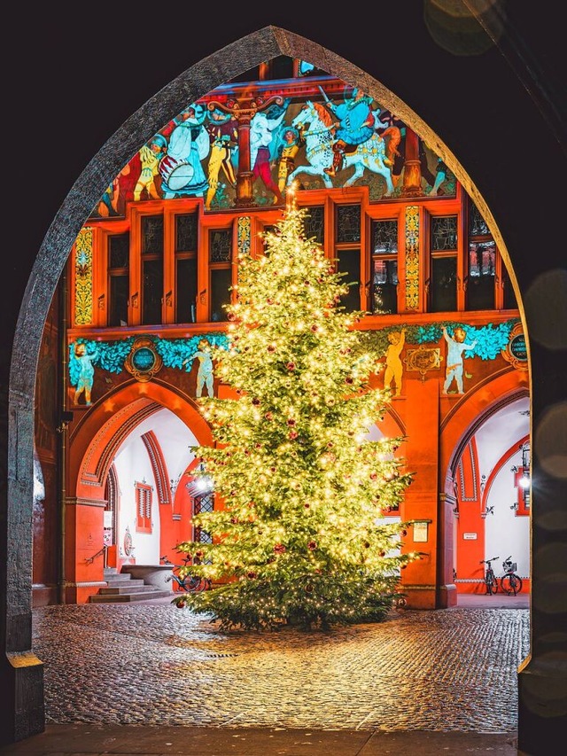 Der Weihnachtsbaum im Hof des Basler Rathauses.  | Foto: Basel Tourismus