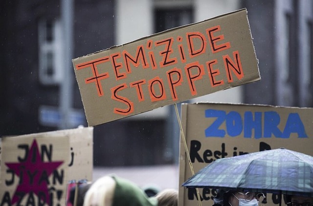 Eine Demonstration gegen Gewalt an Frauen in Berlin  | Foto: Christophe Gateau (dpa)