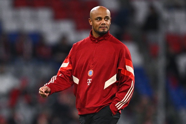 Bayern-Trainer Vincent Kompany fiebert...n Liga-Klassiker in Dortmund entgegen.  | Foto: Tom Weller/dpa