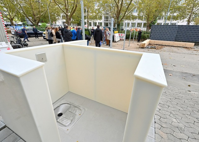 Der Parkplatz neben dem Aufenthaltspla...luss fr ein bis zwei Wochen gesperrt.  | Foto: Michael Bamberger