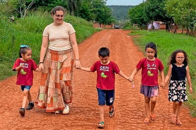 Hannah Seifert mit einigen ihrer Schtzlinge am Rande der Stadt Ciudad del Este.  | Foto: Hannah Seifert