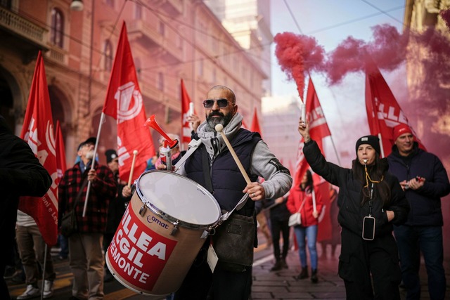 Zehntausende gehen gegen Italiens Rechtsregierung auf die Stra&szlig;e.  | Foto: Marco Alpozzi/LaPresse/AP/dpa