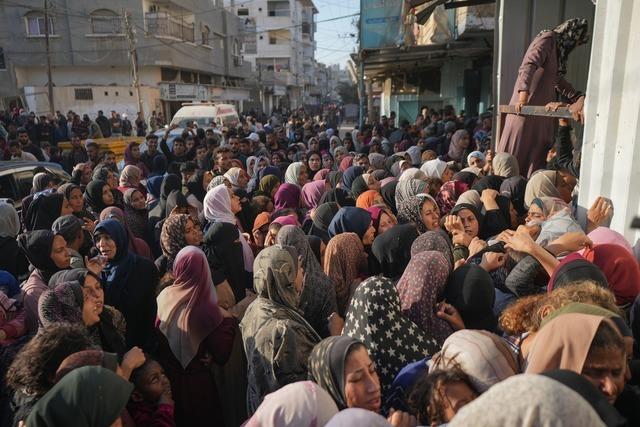 Gedränge vor Bäckerei: Frauen in Gaza zu Tode gequetscht