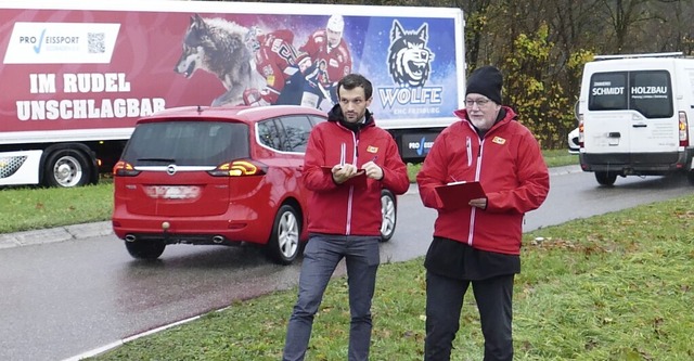 Blinker-Kontrolle am Steinener Kreisel...hen (links) und Holger Weniger vom ACE  | Foto: Martina David-Wenk