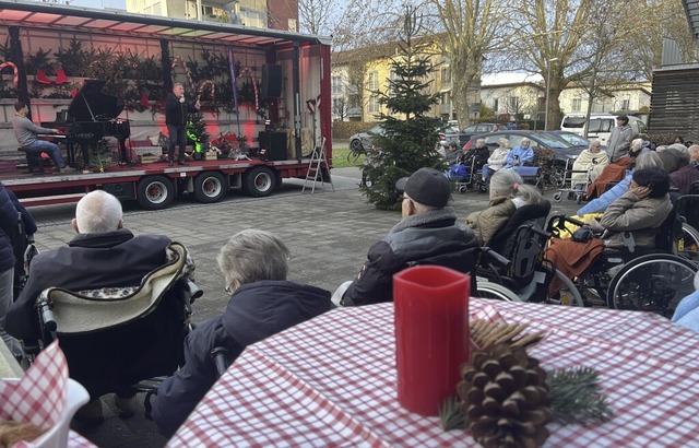 Offenburger Seniorinnen und Senioren lauschen dem Auftritt von Marc Marshall  | Foto: Cornelia Weizenecker