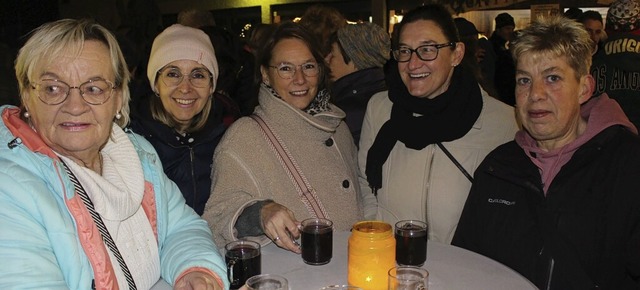 In froher Runde lieen sich die Frauen den Glhwein schmecken.  | Foto: Marianne Bader