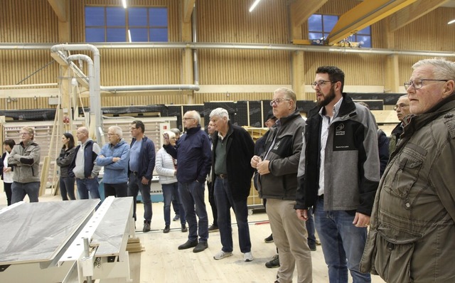 Staunen in der Produktionshalle ber d...rluterten den Besuchern das Vorgehen.  | Foto: Heidi Rombach