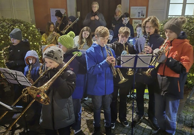 Das Blserensemble &#8222;Reeds united...e zur Erffnung des Weihnachtsmarktes.  | Foto: Anita Indri-Werner