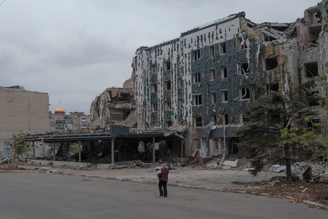 Die ostukrainische Stadt Pokrowsk droh...ruppen erobert zu werden. (Archivbild)  | Foto: George Ivanchenko/AP