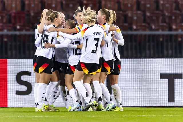 DFB-Frauen jubeln nach dem 1:0 durch Sjoeke N&uuml;sken.  | Foto: Michael Buholzer/KEYSTONE/dpa