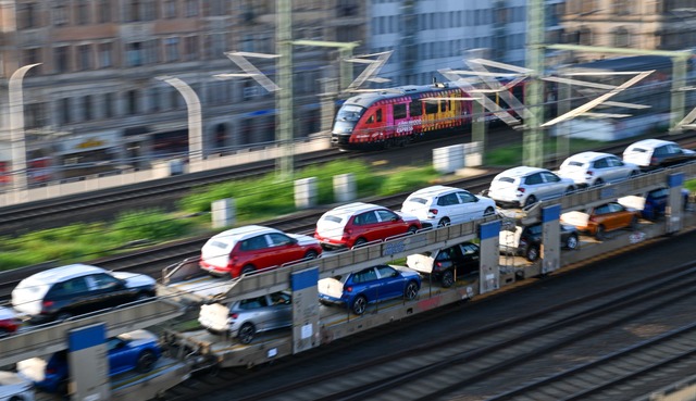 Die Kosten der Autokonzerne in Deutsch...te zu schwerf&auml;llig. (Symboldbild)  | Foto: Hendrik Schmidt/dpa