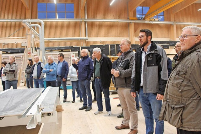 Staunen in der Produktionshalle ber d...rluterten den Besuchern das Vorgehen.  | Foto: Heidi Rombach