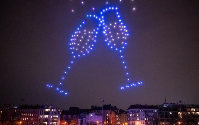 Drohnen zeichneten vergangenes Jahr un...ve in den dunklen Himmel. (Archivbild)  | Foto: Monika Skolimowska/dpa