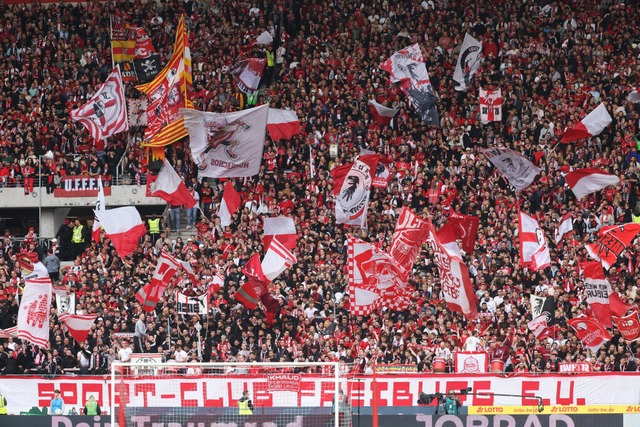 Die Fans des SC Freiburg beim Heimspiel gegen Augsburg  | Foto: Philipp von Ditfurth (dpa)