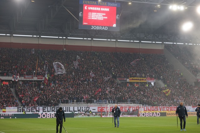 Ein Teil des Freiburger Fanblocks blieb am Samstag leer.  | Foto: Philipp von Ditfurth/dpa