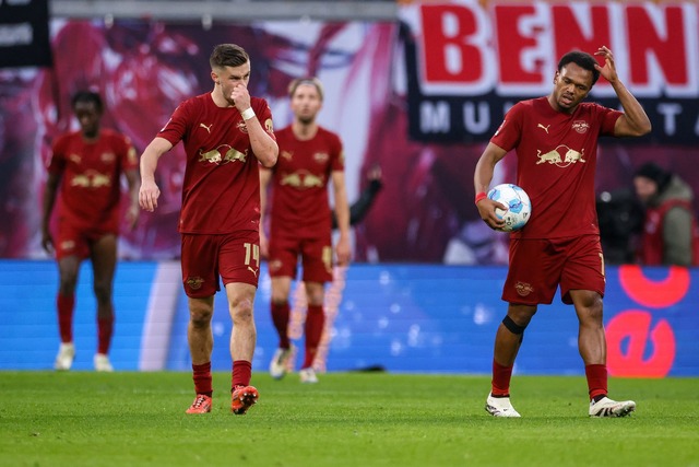 0:3 im eigenen Stadion zur Halbzeit. RB Leipzig ist komplett von der Rolle.  | Foto: Jan Woitas/dpa