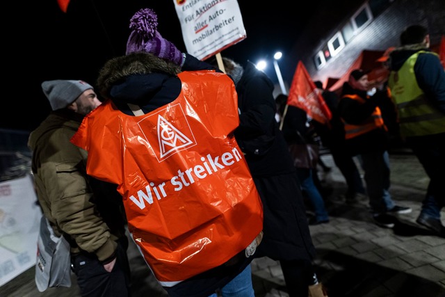 Mit den Aktionen will die IG Metall in...en noch einmal den Druck erh&ouml;hen.  | Foto: Michael Matthey/dpa