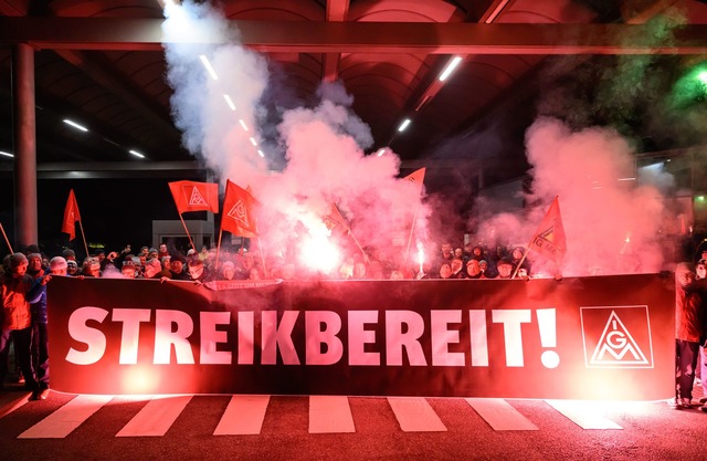 Zum Ende der Friedenspflicht bekunden ...on Volkswagen ihre Streikbereitschaft.  | Foto: Hendrik Schmidt/dpa