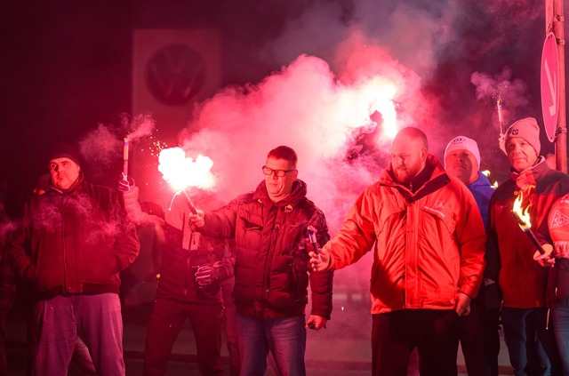 Mit rotem Bengalfeuer zeigten die Mitarbeiter in Zwickau ihren Unmut.  | Foto: Hendrik Schmidt/dpa