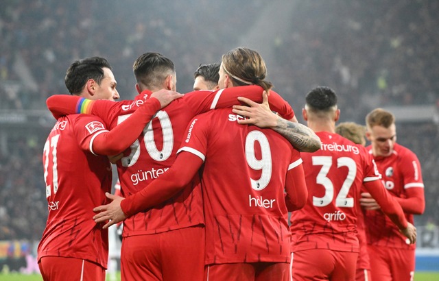 Der SC Freiburg jubelt beim Spiel gegen Gladbach.  | Foto: Achim Keller