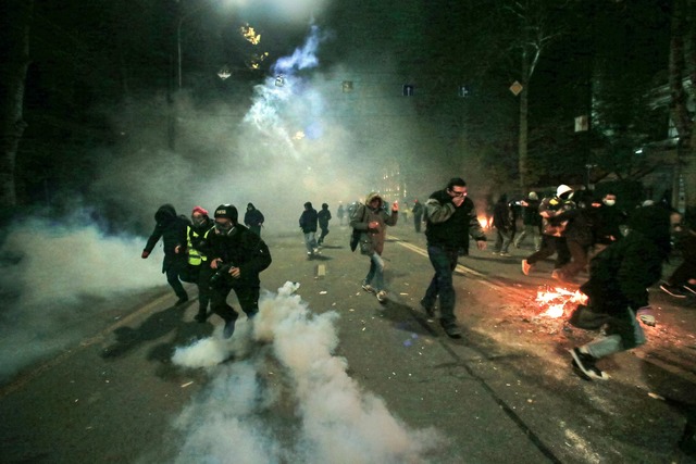 Gewalt gegen Demonstranten sei inakzep...EU-Au&szlig;enbeauftragte Kaja Kallas.  | Foto: Zurab Tsertsvadze/AP/dpa